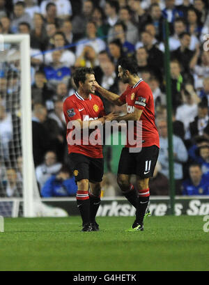 Manchester United's Michael Owen feiert mit Ryan Giggs (rechts) nach dem zweiten Tor seiner Seite während des Carling Cup, dritte Runde Spiel in Elland Road, Leeds. Stockfoto