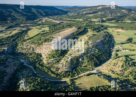 Malerische Aussicht auf den grünen Hügeln und kultivierten Land der Provence, Frankreich Stockfoto