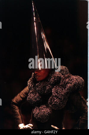 Die Schauspielerin und Sängerin Grace Jones modelliert im Rahmen der London Fashion Week eine der Hutkreationen des Designers Philip Treacy in London. Stockfoto