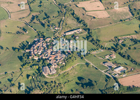 Vogelperspektive von Anbauflächen, Straßen und Privathäuser der Provence Stockfoto