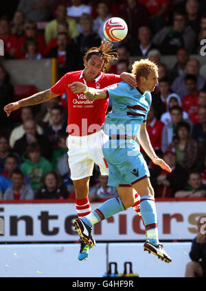 Jonathan Greening (links) von Nottingham Forest und Jack von West Ham United Collison Kampf um den Besitz des Balls in der Luft Stockfoto