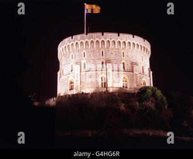 Round Tower Windsor Castle. Ihre Majestät der Königsstandard der Königin, der über dem Flutlicht des runden Turms von Schloss Windsor fliegt. Stockfoto