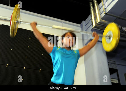 Olympia hoffnungsvoll, Gewichtheber Zoe Smith, während sie zusammen mit dem Rest der britischen Athleten während der Fotozelle im High Performance Center an der Leeds University trainiert. Stockfoto