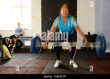 Olympia hoffnungsvoll, Gewichtheber Zoe Smith, während sie zusammen mit dem Rest der britischen Athleten während der Fotozelle im High Performance Center an der Leeds University trainiert. Stockfoto