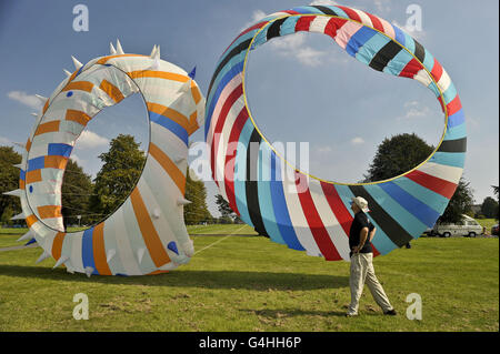 Eduardo Borghetti aus Rom prüft seine handgefertigten Bol-Drachen auf Durdham Downs in Bristol, während sich die Stadt auf das International Kite Festival vorbereitet. Stockfoto