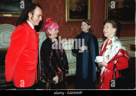 Prinzessin Margaret (rechts) und ihre Tochter Lady Sarah Chatto (2. Rechts) sprechen heute (Dienstag) mit dem berühmten Sticker David Shilling (Müller) und der Modedesignerin Zandra Rhodes in der Bildergalerie im Buckingham Palace. Herr Shilling und Frau Rhodes gehören zu einer Gruppe von 500 Personen, die Ornamente für den Weihnachtsbaum der Königin gestickt haben. Frau Rhodes hat den Weihnachtsbaumengel gemacht. Foto von Fiona Hanson. WPA-Rota. Stockfoto