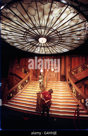 Die Grand Staircase, die in dem Film TITANIC zu sehen ist, wird vor der Eröffnung im Rahmen der Titanic Official Movie Tour im Wembley Exhibition Centre in London noch einmal gesaugt. * zu den Höhepunkten der Veranstaltung gehört die Möglichkeit, wie die Stars Leonardo DiCaprio und Kate Winslet auf dem Schiffsbogen zu fliegen. Stockfoto