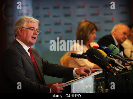 Labour-Chef Eamon Gilmore hält seine Eröffnungsrede im Mount Wollsey Hotel in Tullow, Co.Carlow, während sich die Partei vor der Amtszeit von Dail trifft. Stockfoto