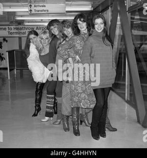 Die britische Tanzgruppe Pan's People am Flughafen Heathrow, als sie zu einem zweiwöchigen Besuch nach Finnland aufging, wo sie einen Film drehen werden. Sie sind von links Sarah Woollett, Helen Joyce, Pauline Crawford, Francesca Whitburn, Patricia McSherry und Abigail Higgins. Stockfoto