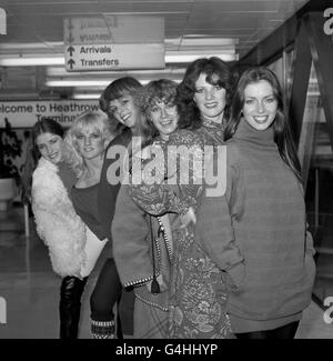 Die britische Tanzgruppe Pan's People am Flughafen Heathrow, als sie zu einem zweiwöchigen Besuch nach Finnland aufging, wo sie einen Film drehen werden. Sie sind von links Sarah Woollett, Helen Joyce, Pauline Crawford, Francesca Whitburn, Patricia McSherry und Abigail Higgins. Stockfoto