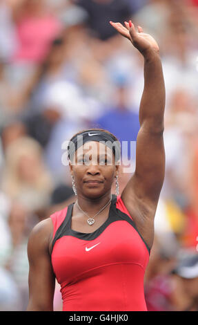 Die US-Amerikanerin Serena Williams feiert den Sieg über die serbische Ana Ivanovic am achten Tag des US Open in Flushing Meadows, New York, USA. Stockfoto