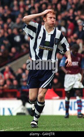 West Bromwich Albions Lee Hughes, nachdem er einen Schuss gesehen hatte, den Mark Bosnich von Aston Villa während des vierten Spiels im FA Cup in Villa Park gerettet hatte. Aston Villa besiegte ihre Midlands-Rivalen mit 4:0. 29/12/98: Erleidet Kopfverletzungen während einer Nacht mit Freunden. * 29/12: Hughes, 22, verbrachte die Nacht im Russells Hall Hospital, Dudley, West Midlands, nachdem er gefallen war und seinen Kopf gestoßen hatte, sagte West Bromwich Albion. Stockfoto