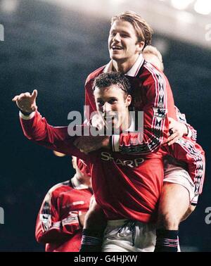 David Beckham (TOP) von Manchester United gratuliert Ronny Johnsen zu seinem Tor gegen Nottingham Forest während ihres FA Premiership Fußballspiels in Old Trafford. Stockfoto