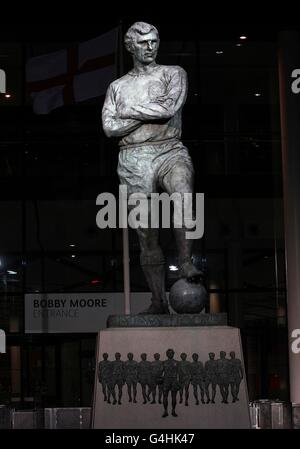 Fußball - UEFA Euro 2012 - Qualifikation - Gruppe G - England gegen Wales - Wembley Stadium. Bobby Moore Statue im Wembley Stadium Stockfoto