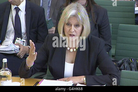 Innenministerin Theresa May gibt dem Unterhaus-Ausschuss für Inneres im Portcullis House, London, Beweise für die polizeiliche Überwachung von groß angelegten Unruhen nach den Unruhen. Stockfoto