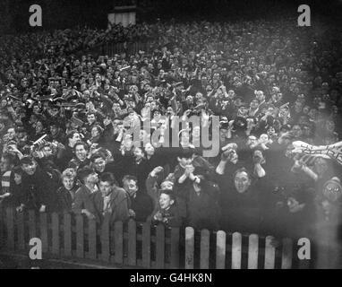 Fußball - FA Cup - Sixth Round Replay - Manchester United gegen West Bromwich Albion - Old Trafford. Die Fans von Manchester United jubeln erfreut, nachdem Colin Webster in der letzten Minute der Verletzungszeit gegen West Bromwich Albion 1-0 Punkten konnte Stockfoto