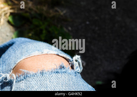 Jeans mit einem ausgeblasen Knie Stockfoto