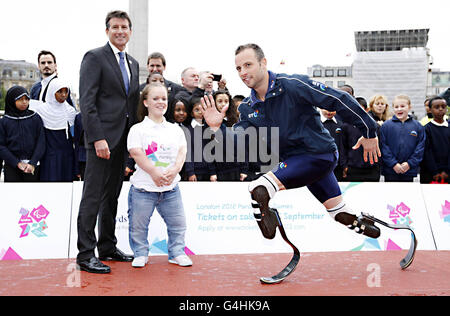 SEB Coe (links) mit Schwimmerin Ellie Simmonds und südafrikanischem Läufer Oscar Pistorius (rechts) beim Internationalen Paralympischen Tag am Trafalgar Square, London. Stockfoto