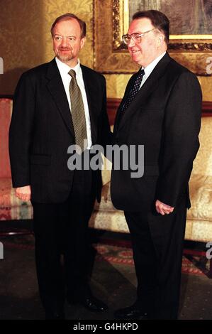 Der britische Außenminister Robin Cook trifft den russischen Botschafter Juri Fokine im Außenministerium in Whitehall, London. Stockfoto