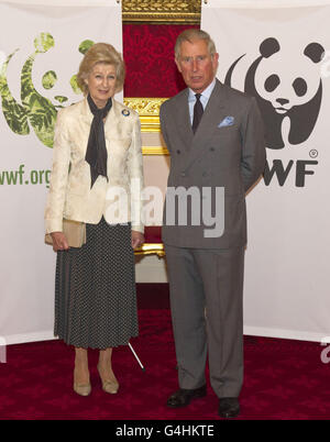 Der Prinz von Wales trifft die scheidende Präsidentin des WWF Großbritannien Prinzessin Alexandra während einer WWF-Veranstaltung anlässlich des 20. Jahrestages des Global Forest & Trade Network im St. James Palace London. Stockfoto