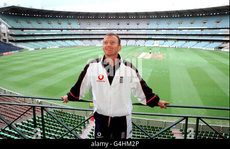 Der englische Batsman Neil Fairbrother, dessen Leistung zwei Tage zuvor England bei der Niederlage Sri Lankas in ihrem One Day International in Brisbane half, besucht den Melbourne Cricket Ground zum ersten Mal seit dem Weltcup-Finale 1992, bevor er Australien spielte. Stockfoto