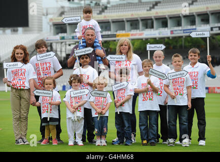 Sir Ian Botham am Lord's Cricket Ground, London, mit Kindern, die sich ihm auf seinem Wohltätigkeitsweg durch Großbritannien anschließen werden, um bei der Behandlung von Blutkrebs im Kindesalter zu helfen. Stockfoto