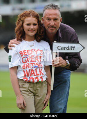 Seren ternet 14 aus Cardiff, der mit Sir Ian Botham auf einer Bühne seines Wohltätigkeitsspaziergangs durch Großbritannien bei der Behandlung von Blutkrebs im Kindesalter im Lord's Cricket Ground, London, mitmachen wird. Stockfoto