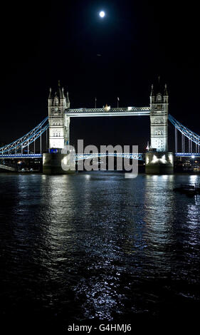 Der Mond über der Tower Bridge in London stammt von der HMS Belfast in London. Stockfoto