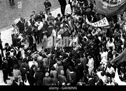 Politik - Proteste Gegen Vietnam - Grosvenor Square, London. Während einer Demonstration gegen den Krieg in Vietnam wird auf dem Grosvenor Square in London eine Fahne verbrannt. Stockfoto