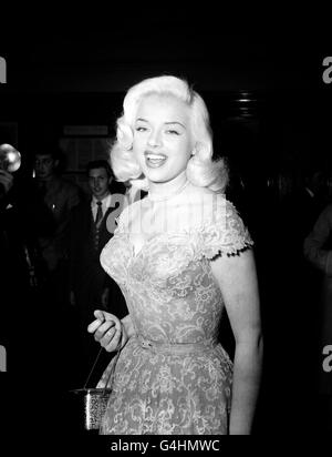 Die Schauspielerin Diana Dors ist lachend gelaunt, als sie am Odeon Leicester Square in London zur Premiere des Films "As Long As they're Happy" und zur Verleihung der British Film Academy Awards ankommt. Stockfoto