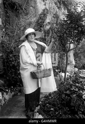 Die ehemalige Schauspielerin Lillie Langtry pflückte 1922 im Garten ihres Hauses in Monaco Früchte von einem Baum. Sie erreichte Berühmtheit, indem sie die Geliebte von König Edward VII. War Sie starb 1929 in Monaco. Sie wurde als "die Jersey Lily" bekannt, nachdem sie 1853 auf der Insel Jersey geboren wurde. Stockfoto