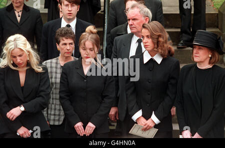 Elizabeth Smith, die Frau des Labour-Führers John Smith, nimmt in Begleitung ihrer Töchter an einer Gedenkfeier für ihren Mann in edinburgh Teil. Stockfoto