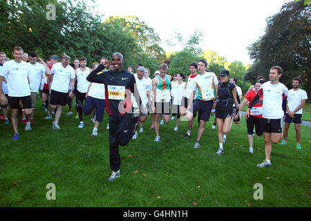 Der Weltmeister-Goldmedaillengewinnerin Mo Farah (Mittelfront) veranstaltet einen Free-Running-Club für Holiday Inn, den offiziellen Hotelanbieter der Olympischen und Paralympischen Spiele 2012 in London, im Regents Park, London, um das Athlete Engagement Program von Holiday Inns zu fördern. DRÜCKEN SIE VERBANDSFOTO. Bilddatum: Mittwoch, 14. September 2011. Das Athlete Engagement Program unterstützt 50 aufstrebende und etablierte britische Athleten, darunter Rebecca Adlington und Victoria Pendleton, bei ihrer Suche nach Medaillen, indem sie ihnen über 1,500 freie Übernachtungen gewähren. Bildnachweis sollte lauten: Geoff Caddick/PA Wire Stockfoto