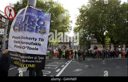 Arbeiter von Tara Mines in Co Meath streikenden gegen die Pension Levi im Leinster House, Dublin, als TD nach der Sommerpause heute wieder in den Dail zurückkehrt. Stockfoto