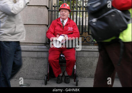 John Belton von Tara Mines in Co Meath streiket gegen die Pension Levi im Leinster House, Dublin, als TD nach der Sommerpause heute wieder ins Dail zurückkehrt. Stockfoto