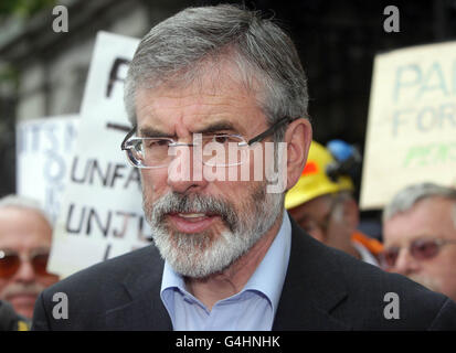 Gerry Adams kommt im Leinster House, Dublin, als TD nach der Sommerpause heute wieder zum Dail zurückkehrt. Stockfoto