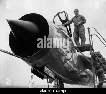 Der englische Electric 'Lightning', der erste vollschallige Allwetterjäger der RAF, wurde offiziell bei einer Zeremonie im Aerodrom des Royal Aircraft Establishment in Farnborough, Hants, genannt, heute, als der Chef des Air Staff, Marschall der RAF, Sir Dermot Boyle, Brach eine Flasche Champagner über die Nase des Flugzeugs. Foto zeigt: Der Testpilot Roland Beaumont im Bild nach der Taufe. Stockfoto