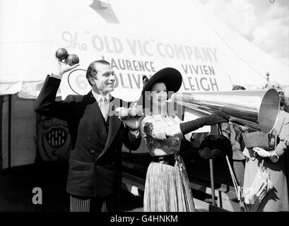 Die Schauspieler Sir Laurence Olivier und Vivien Leigh bei der Theatergartenparty im Roehampton Club, die zugunsten des Waisenhauses des Schauspielers stattfand. Stockfoto