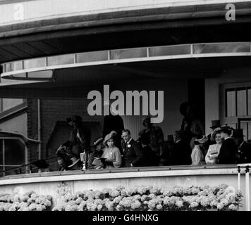 König George VI. Entspannt mit seiner Tochter Prinzessin Elizabeth in der Royal Box in Ascot. Stockfoto