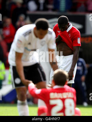 Fußball - npower Football League Championship - Nottingham Forest / Derby County - City Ground. Guy Moussi von Nottingham Forest zeigt seine Dejektion am Ende des Spiels Stockfoto