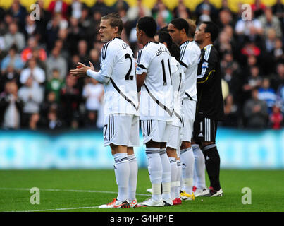 Swansea City und West Bromwich Albion Spieler beobachten eine Minuten Stille in Bezug auf die vier Bergleute, die diese Woche starben und auch in Bezug auf Brendan Rodgers Vater, der letzte Woche während des Barclays Premier League Spiel im Liberty Stadium, Swansea starb. Stockfoto