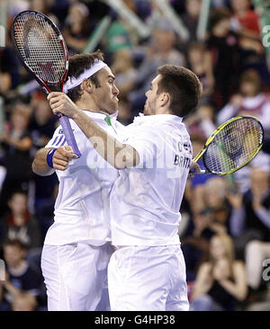 Die Briten Ross Hutchins (links) und Colin Fleming (rechts) feiern beim Davis-Cup-Spiel in der Braehead Arena, Glasgow, den Bruch der ungarischen Attila Balazs und Kornel Bardoczky. Stockfoto