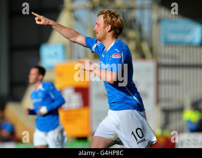 Liam Craig von St. Johnstone feiert sein Tor während des Spiels der Scottish Premier League der Clydesdale Bank im Fir Park, Motherwell. Stockfoto