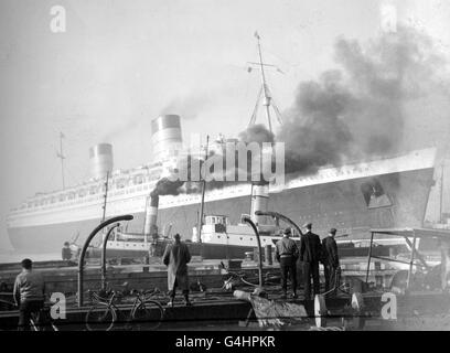 Die Cunard White Star Liner 'Queen Elizabeth' verlässt Southampton nach New York. Stockfoto