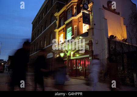 Gebäude und Sehenswürdigkeiten - The Blind Beggar Public House - London. Das Blind Beggar Public House in der Londoner Whitechapel, in dem Ronnie Kray im März 1966 George Cornell schoss. Stockfoto