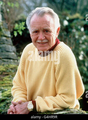 Der langjährige britische Schauspieler Sir John Mills im Garten seines Queen Anne Cottage im Dorf Denham in Buckinghamshire. Stockfoto