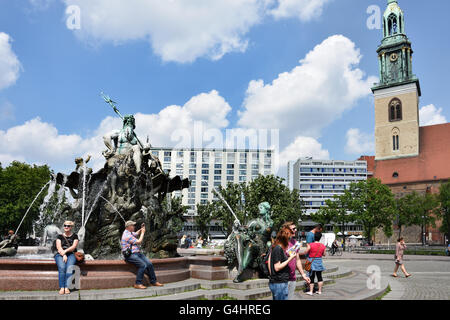 Marienkirche (Marienkirche) und Neptunbrunnen Berlin (in der Nähe von Alexander Platz) Spandauer Straße Mitte Berlin Deutschland Stockfoto