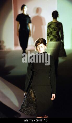 Model geht den Laufsteg entlang und trägt einen Teil der neuesten Kollektion der Designer Zambesi, im Rahmen der New Zealand Four Show bei der London Fashion Week im National History Museum in London. Stockfoto