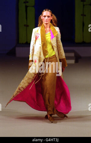 Model Amber Valetta präsentiert eine Kreation des britischen Designers Matthew Williamson während der London Fashion Week. Stockfoto