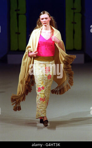 Model Jodie Kidd präsentiert während der London Fashion Week eine Kreation des britischen Designers Matthew Williamson. Stockfoto